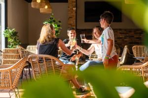un groupe de personnes assises autour d'une table en train de boire du champagne dans l'établissement Villages Clubs du Soleil - SOUSTONS - Locatif, à Soustons