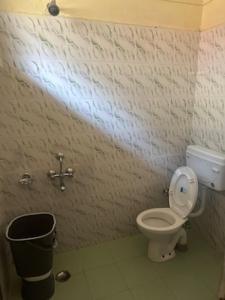 uma casa de banho com um WC e uma lata de lixo em Beholden Stay and Cafe em Manali