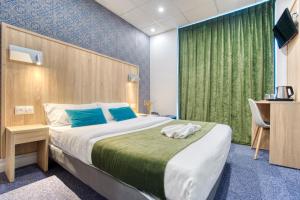 Postel nebo postele na pokoji v ubytování Hôtel Escurial - Centre Gare