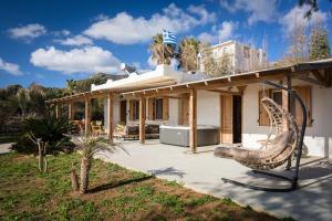 dom z placem zabaw przed nim w obiekcie Mera Beachfront House - Falasarna w mieście Falasarna