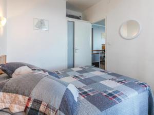 - une chambre avec un lit et une couverture tressée dans l'établissement Apartamento Llançà, 2 dormitorios, 4 personas - ES-228-24, à Llançà