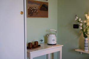 a tea kettle on a table in a room at B&B Porta Perugina in Bevagna