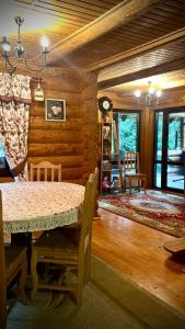 a dining room with a table in a log cabin at Cottage PolyaNitsa окремий котедж з каміном in Bukovel