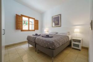 a bedroom with a bed and a window at Maca Green, Adosado Centro Campanet in Campanet