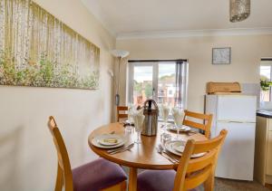 kuchnia i jadalnia ze stołem i krzesłami w obiekcie Marina Outlook w mieście Horning