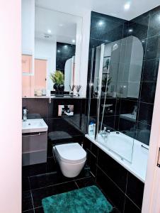 Salle de bains dans l'établissement x2 suites x2 bedroom with free parking & wifi