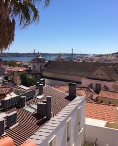 - une vue sur la ville depuis le toit d'un bâtiment dans l'établissement Centro de Lisboa Zona histórica, à Lisbonne