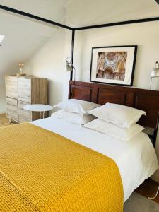 - une chambre avec un grand lit et une couverture jaune dans l'établissement Centro de Lisboa Zona histórica, à Lisbonne