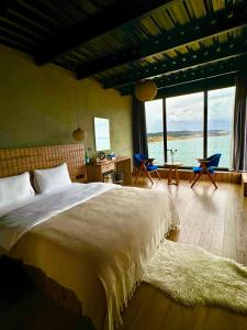 una camera con un grande letto e una grande finestra di Marina Fener Hotel & Suite a Istanbul