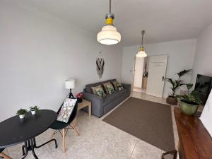 uma sala de estar com um sofá e uma mesa em Wave Beach House em Vila do Conde