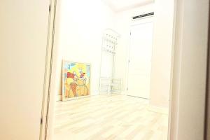 un dibujo de una habitación con una pintura en la pared en Verdi Valli Comfort B&B Mirandola, 