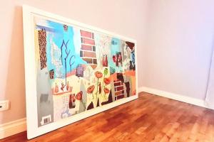 un dipinto su una parete in una stanza con pavimento in legno di Verdi Valli Comfort B&B Mirandola 