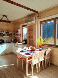 Łysina的住宿－Pieśń Poranka Domek，厨房以及带桌椅的用餐室。