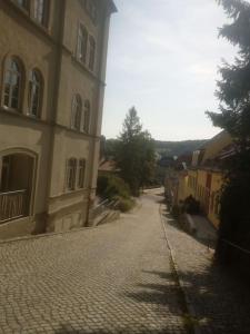 an empty street next to a large building at ELBENLAND SÄCHSISCHE SCHWEIZ II - Komfortable 2-Raum-Wohnung im Herzen der sächsischen Schweiz in Sebnitz