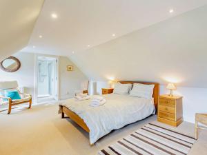 1 dormitorio con 1 cama grande y 1 silla en 3 Bed in Conon Bridge CA388 en Cononbridge