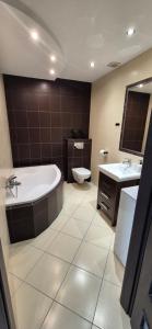 Ένα μπάνιο στο APARTAMENT SORENTO 9