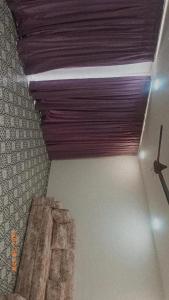 techo en una habitación con pared en Rama Farms, en Sangamner