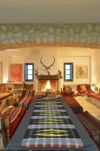 a living room with a fireplace and a rug at Dar Chennoufi in Sicca Veneria