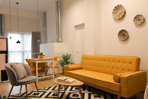 sala de estar con sofá y mesa en MonKeys Apartments Miraflores, en Sevilla