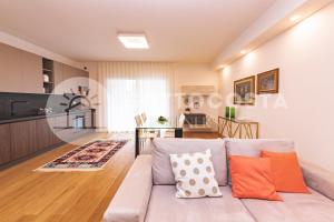 una sala de estar con un sofá y una mesa en VITTO Luxury Apartment, en Lecce