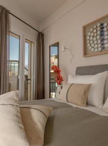 A bed or beds in a room at Touching Acropolis - Quiet & Elegant 1-Bdr Apt