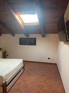 - une chambre avec un lit et une lucarne dans l'établissement bel vedere salicaio 8, à Salerne