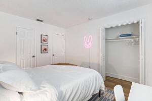 Ένα ή περισσότερα κρεβάτια σε δωμάτιο στο Stylish 2 BR Condo - Free Parking on Premises