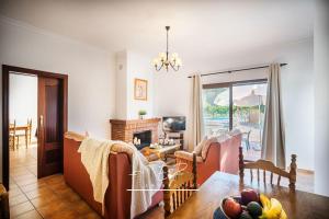Część wypoczynkowa w obiekcie Impresionante Casa de Campo, Alora, Málaga