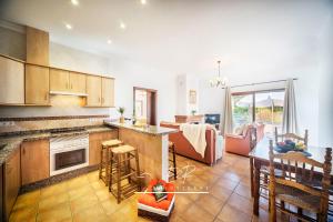Kuchyňa alebo kuchynka v ubytovaní BelMonStays Casa de Campo, Álora Málaga