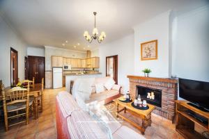 Telewizja i/lub zestaw kina domowego w obiekcie Impresionante Casa de Campo, Alora, Málaga