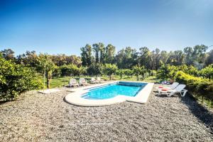 basen z leżakami i basen w obiekcie Impresionante Casa de Campo, Alora, Málaga w Maladze