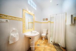 Kúpeľňa v ubytovaní BelMonStays Casa de Campo, Álora Málaga + 8 fotografií