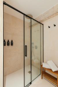 y baño con ducha de cristal y aseo. en Apartamentos Paya en Es Pujols
