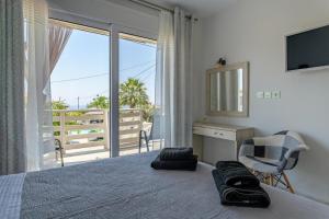 1 dormitorio con 1 cama y vistas al océano en Semeli Art Villa Kefalonia with Pool en Svoronata