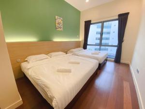Postel nebo postele na pokoji v ubytování Imago KK Time Square Kota Kinabalu