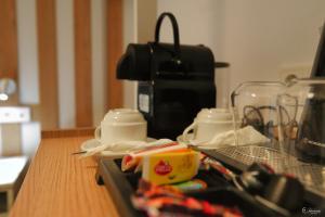 una mesa con una bandeja con tazas y una bolsa en Electra Suites en Samothráki