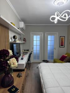 sypialnia z dużym łóżkiem oraz biurkiem z biurkiem w obiekcie Horta's home w Tiranie