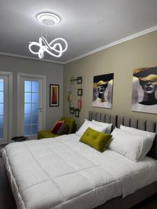ティラナにあるHorta's homeのベッドルーム(天井の白い大型ベッド1台付)