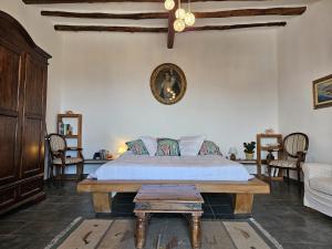 Un dormitorio con una cama y una mesa. en Villa Margot, en Lipari