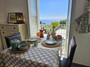 una mesa con platos de comida y un balcón en Villa Margot, en Lipari