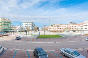 una calle con coches estacionados en un estacionamiento en Residence Playa Grande Immobiliare Pacella en Lido di Jesolo