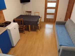 Kuchyňa alebo kuchynka v ubytovaní Apartmán se dvěma ložnicemi
