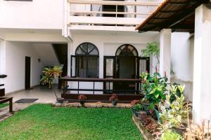 a courtyard of a house with plants and a yard at Romantic garden hotel in Negombo