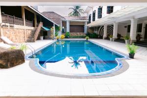 a swimming pool in the middle of a building at Romantic garden hotel in Negombo +18 photos