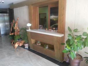 een badkamer met een wastafel en een spiegel bij Hansol Hotel in Gyeongju