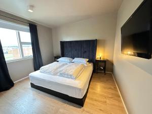 מיטה או מיטות בחדר ב-Cosy and family friendly 3brd apartment in Akranes