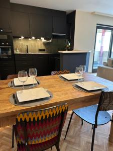 uma mesa de madeira com copos de vinho em cima em Chez doudou em Bruxelas