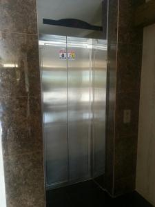 un ascensor de acero inoxidable en una habitación con pared en Hansol Hotel, en Gyeongju