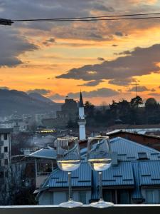 twee wijnglazen zittend op een richel met een zonsondergang bij Compass Apartment 3 - Old Bazaar Skopje in Skopje