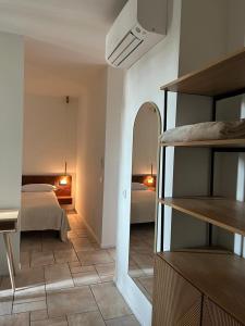 um quarto com uma cama e um quarto com um espelho em Hotel Villa Maranello em Maranello